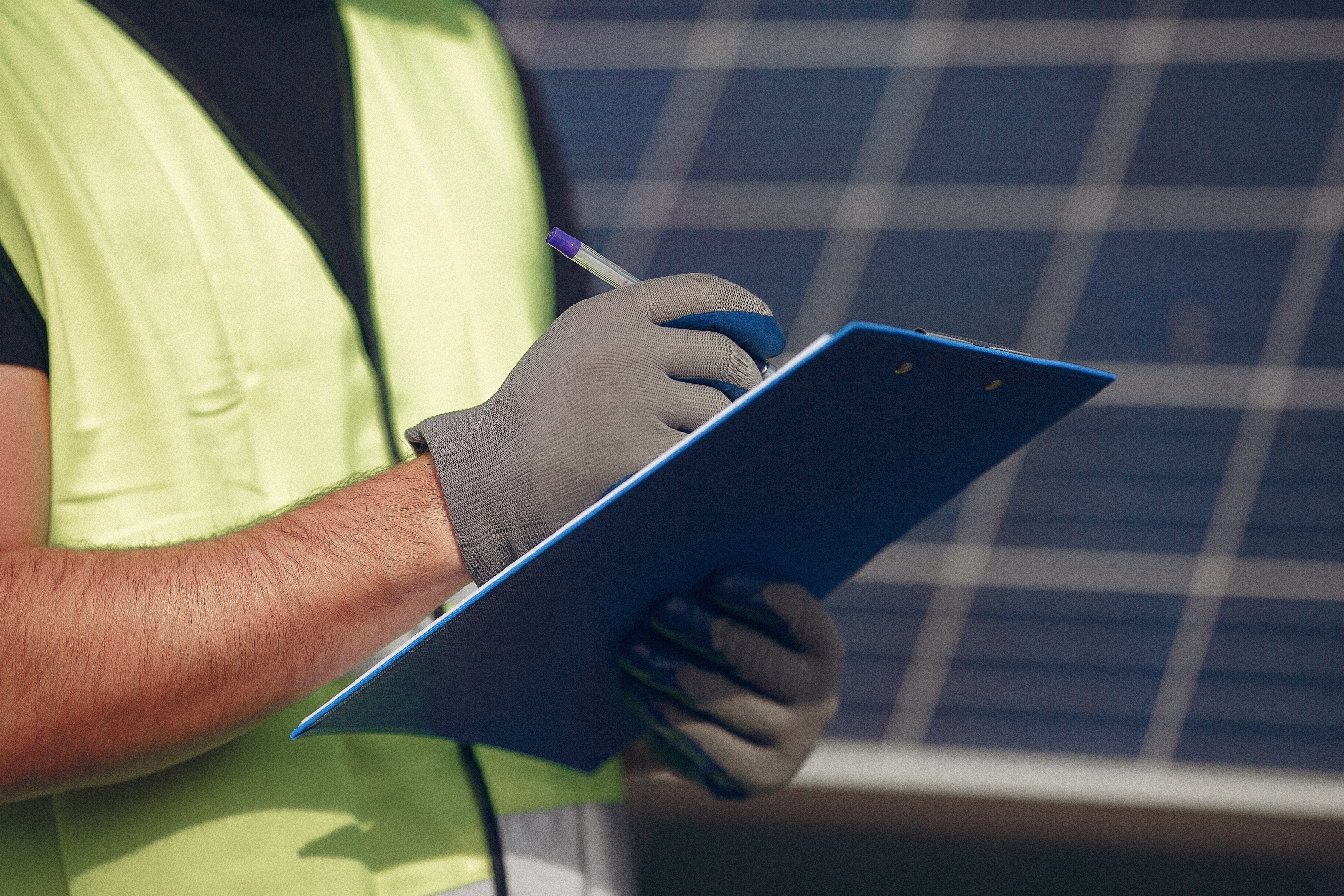 hombre-casco-blanco-cerca-panel-solar